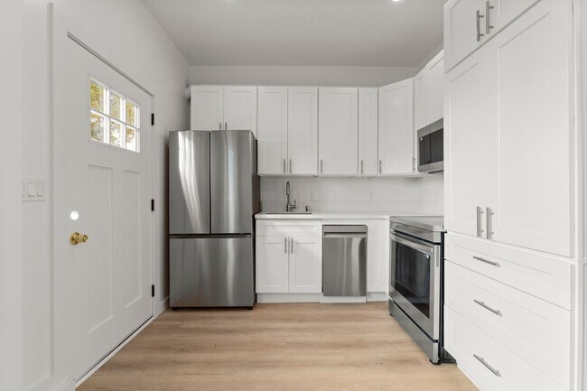 Foto del interior - Private Bungalow w/ Yard! Move in Today