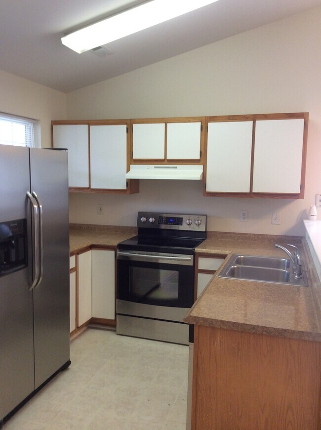 Building Photo - Updated flooring, McClelland Town homes 2BR/2Bath one level patio home, with back court yard! Clo...