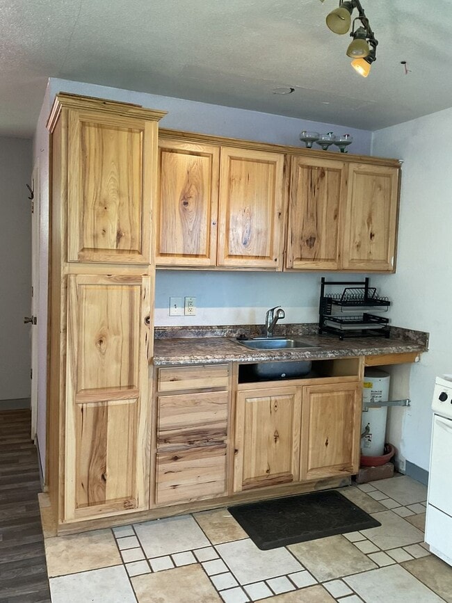 Building Photo - Country Living