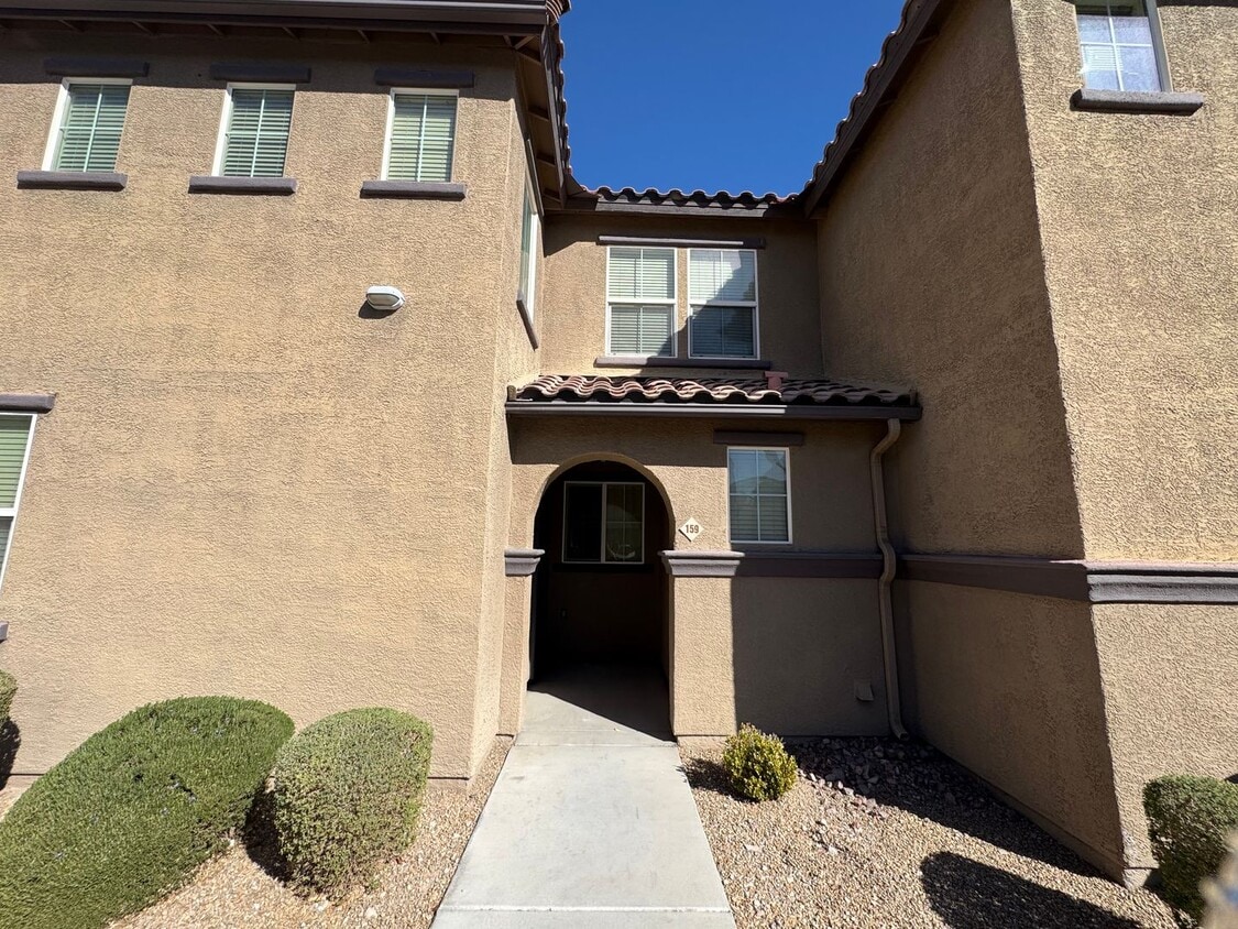 Primary Photo - Newly renovated town home features 3 bedro...