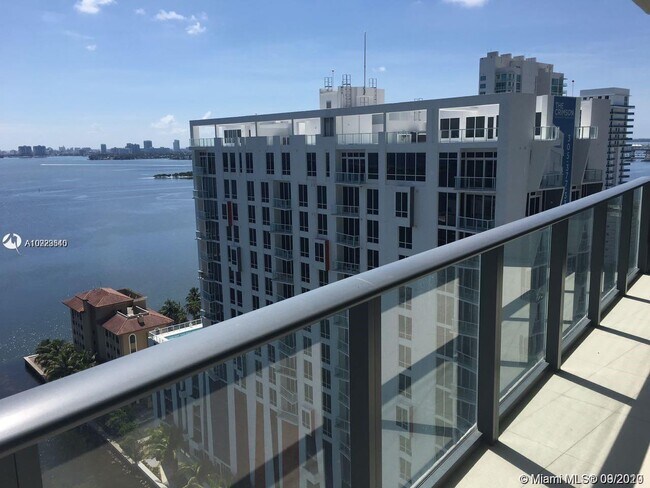 Foto del edificio - 460 NE 28th St
