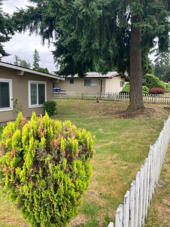 Foto del edificio - Cozy 4-Bedroom 1.5 Bath Gem with Fenced Ya...