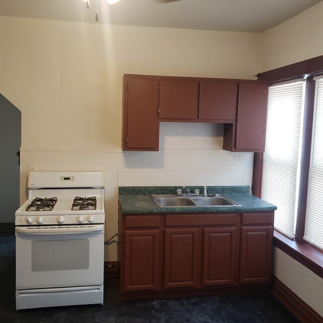 Kitchen - 7000 S Rockwell St