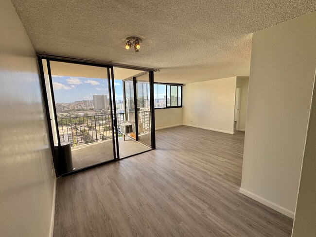 Building Photo - Bright and Breezy 2 bed, 1.5 bath, 1 parking top floor condo in Makiki!!