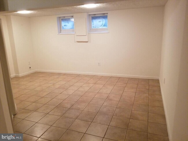 Building Photo - 540 West Ct