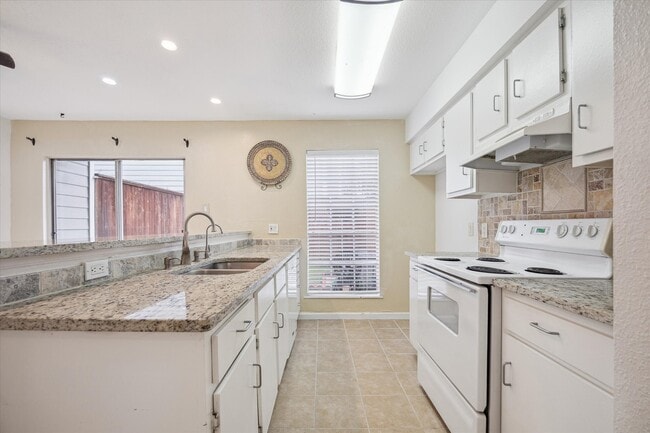 Building Photo - 5807 Beverly Hill St