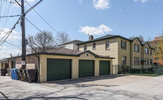 Garage - 5420 N Rockwell St