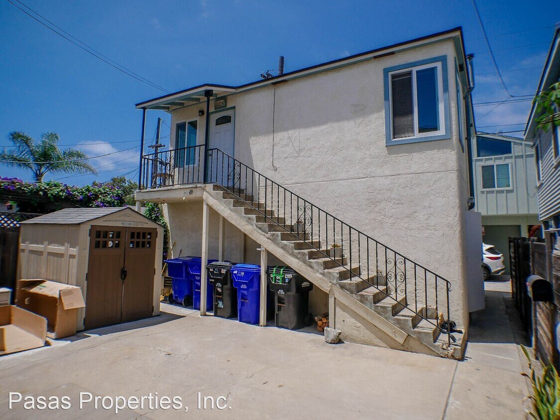 Primary Photo - 810-812.5-8125 Niantic Ct
