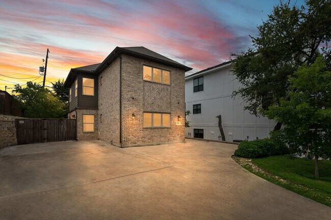 Foto del edificio - 2832 Forest Park Blvd