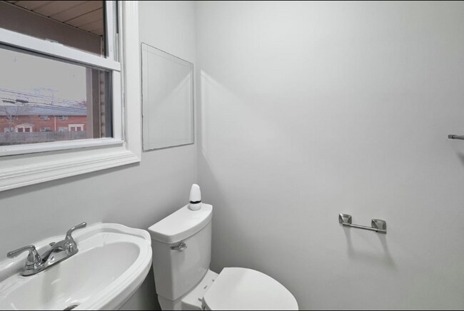 Foto del edificio - 38 Warrenville Rd