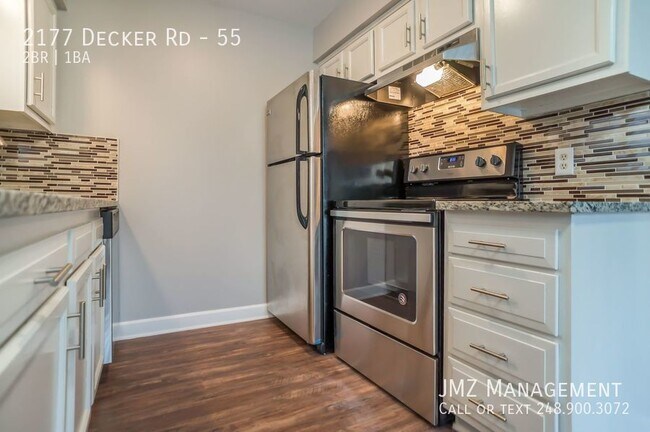 Foto del edificio - BEAUTIFUL UPDATED APARTMENT IN WALLED LAKE...
