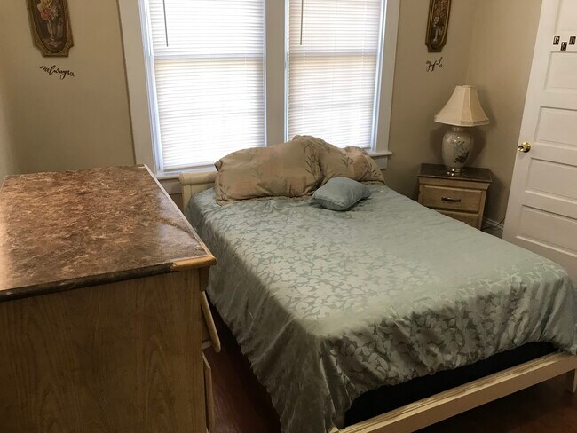 Front bedroom - 2320 Gordon Ave
