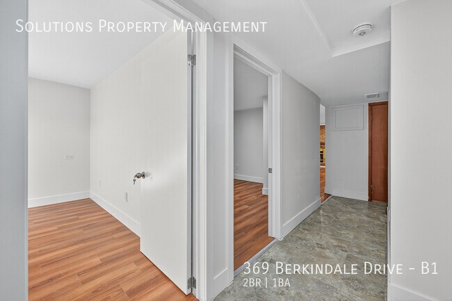 Photo du bâtiment - Newly Renovated 2 bedroom basement unit AV...