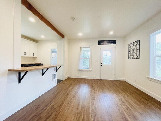 Building Photo - 207 4th Ave