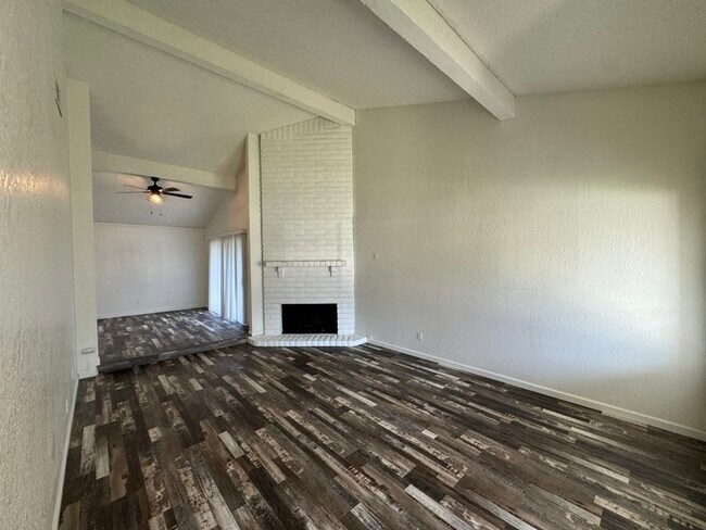 Foto del edificio - Adorable UPDATED 2bd/2bth duplex in Sacramento!