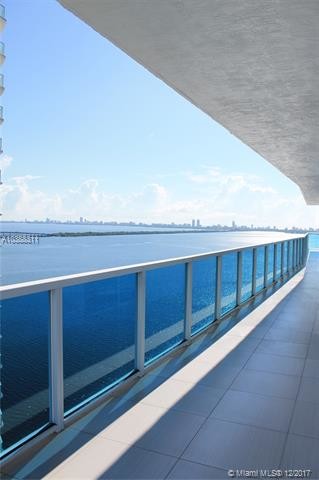 Foto del edificio - 700 NE 25th St