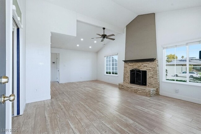 Foto del edificio - 6353 Whippoorwill Way