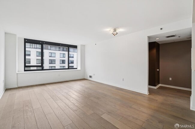 Foto del edificio - 250 King St