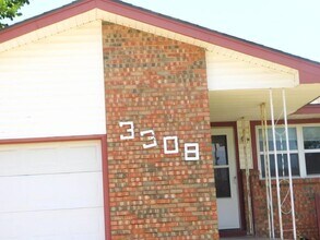 Building Photo - 3308 SW Salinas Dr