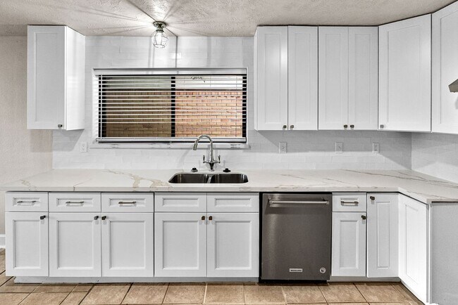 Building Photo - 14910 Grassington Dr