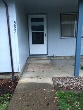 Building Photo - 595 NW Oak Ave