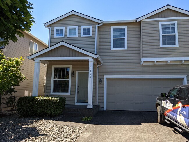 Building Photo - Large 4 bedroom