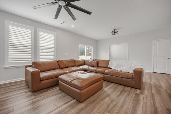 Building Photo - Spacious 5-Bedroom Home with Modern Upgrad...