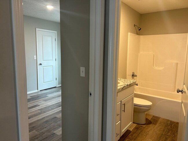 Foto del edificio - 3 bedroom home with fenced in back yard!