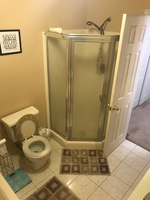 Mater Bathroom en suite - 27 Manchester Way