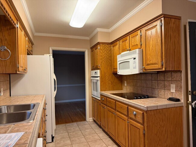 Building Photo - 323 Auburn Dr