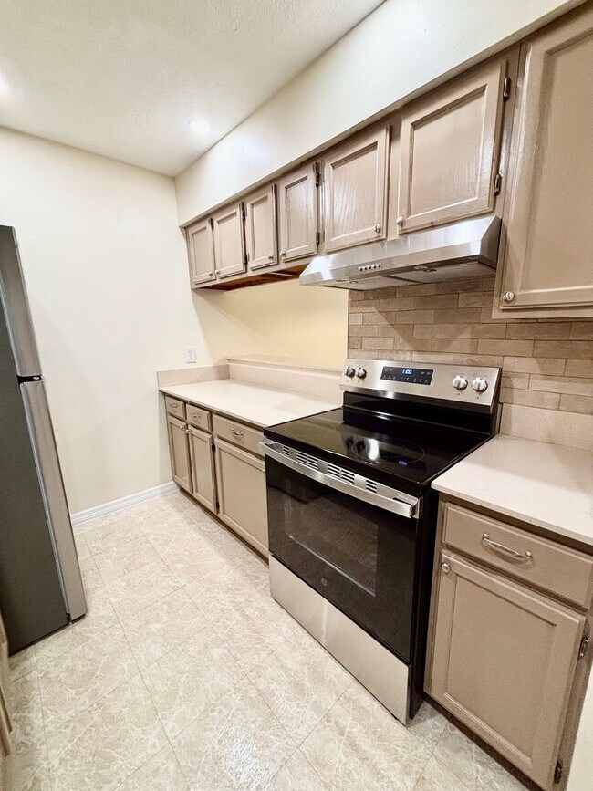 Building Photo - Wow! 2 bedroom, 2.5 bath, two story townho...