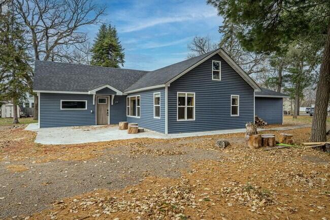 Building Photo - 6433 Cedar St