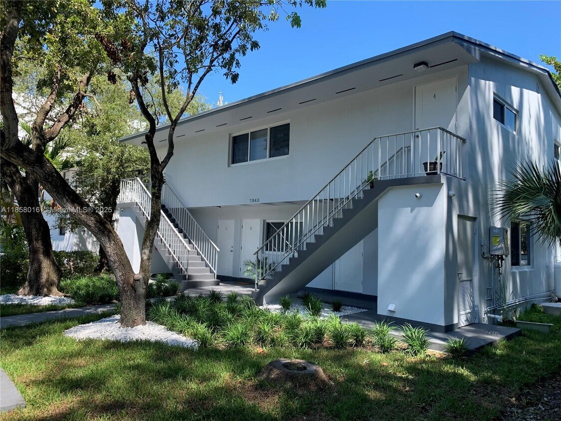 Foto principal - 7843 NE 10th Ave