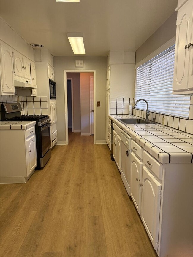 Building Photo - Spacious Waverly Park Home