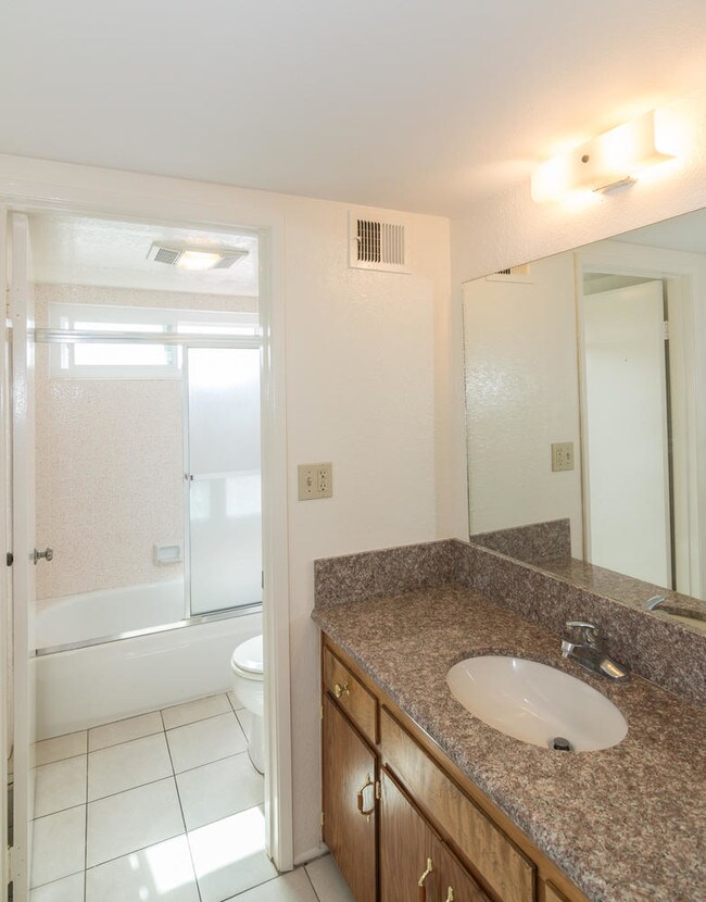 Foto del edificio - Oswego Garden Townhome