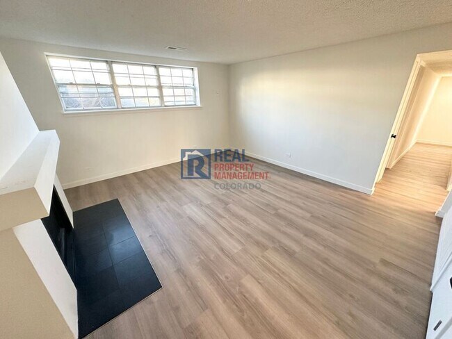 Foto del edificio - 9110 E Girard Ave