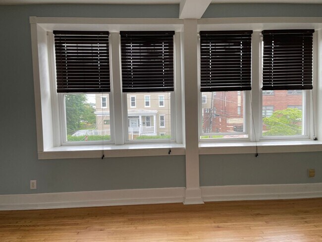 Foto del edificio - Large 2Nd. Floor 1 bedroom Apt.