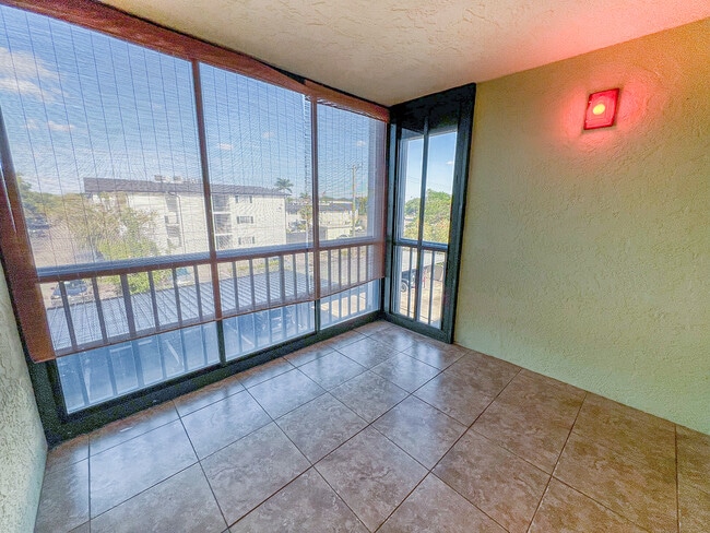 Building Photo - 2121 Collier Ave