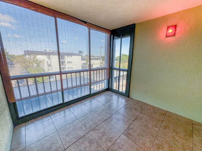 Foto del edificio - 2121 Collier Ave