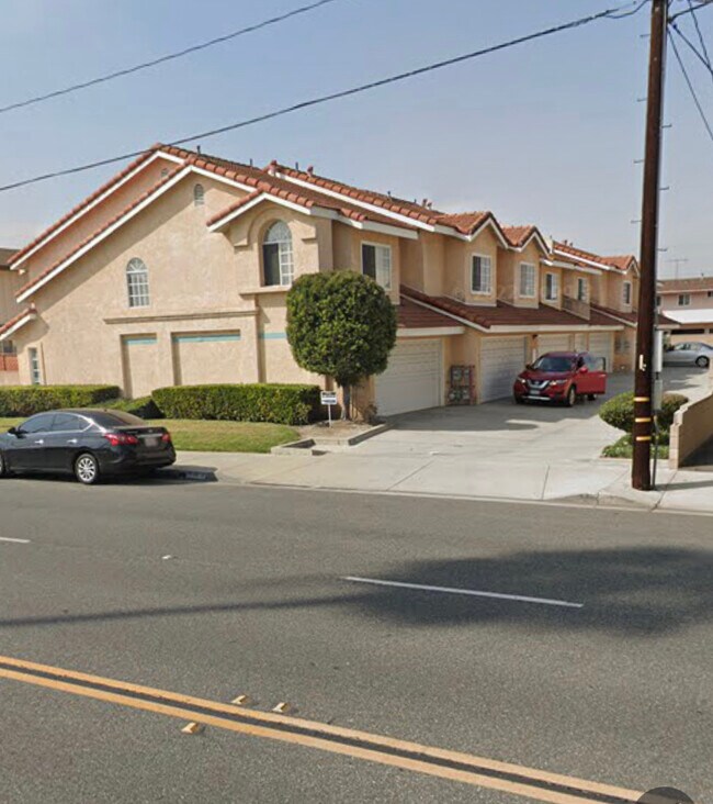 Back of units/dbl. garages - 10331 Downey Ave