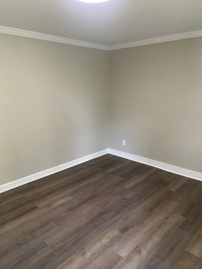 Building Photo - 1652 Sanford Dr