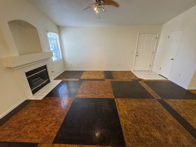 Foto del edificio - SPACIOUS 2 BEDROOM TOP FLOOR CONDO WITH A MOVE IN SPECIAL OFFER!