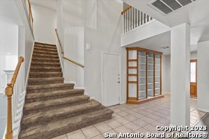 Building Photo - 208 Valona Dr