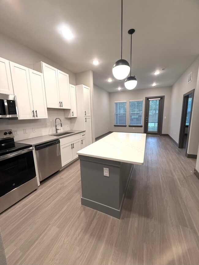 Building Photo - 400 W 5th St