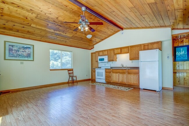 Building Photo - 2 Bed 1 Bath Home