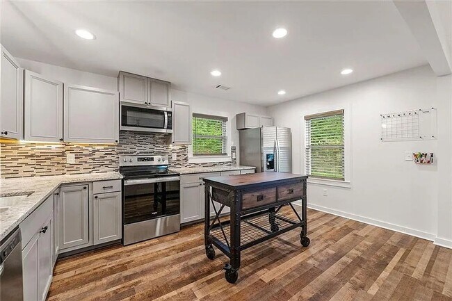 Building Photo - Charming 3BR House in Atlanta