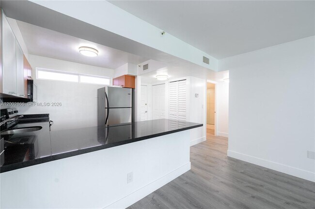 Foto del edificio - 650 NE 64th St