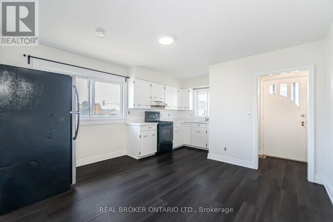 Photo du bâtiment - 227 Stevenson Rd N