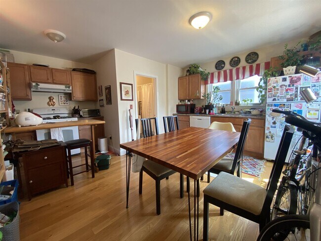 Building Photo - 126 Pine St