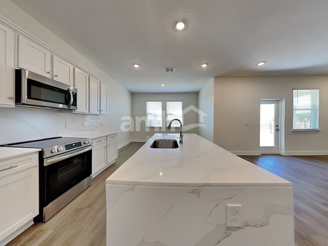 Building Photo - 16444 Pine Terrace Street